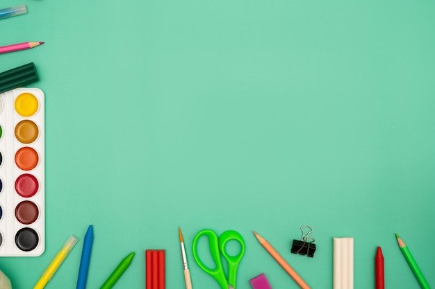 Ritorno a scuola presto acquisto di cancelleria piatto laici sfondo luminosoUn posto dove copiare La tua pubblicità di testo Una cornice fatta di cancelleria