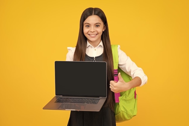 Ritorno a scuola Ragazza della scuola dell'adolescente con il computer portatile Faccia felice della ragazza positiva e sorridente