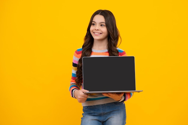 Ritorno a scuola Ragazza della scuola dell'adolescente con il computer portatile Schermo del computer portatile con lo spazio della copia