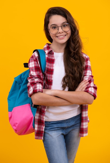 Ritorno a scuola Ragazza della scuola dell'adolescente pronta per imparare I bambini delle scuole su sfondo giallo isolato Adolescente felice emozioni positive e sorridenti della ragazza adolescente