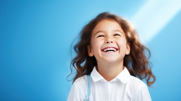 Ritorno a scuola Ragazza felice su un blu