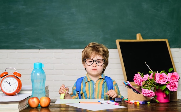 Ritorno a scuola ragazzo stanco con gli occhiali lezioni di compiti a casa materie scolastiche concetto di educazione scientifica