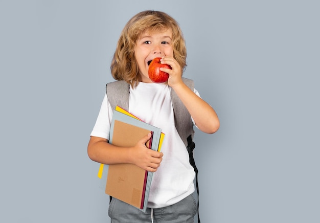 Ritorno a scuola Scolaro con la borsa della scuola tiene il libro e il quaderno pronto per imparare I bambini delle scuole su sfondo di studio isolato