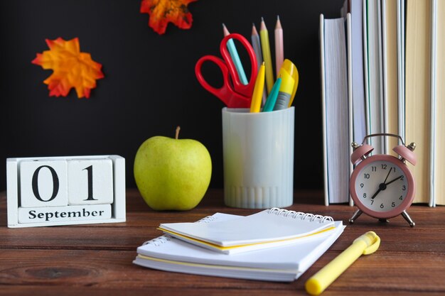 Ritorno a scuola scuola cancelleria quaderni sveglia mela verde penne matitascalendar