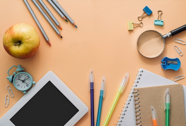 Ritorno a scuola set piatto creativo di materiale scolastico penne per notebook sveglia per laptop scuola indietro ...