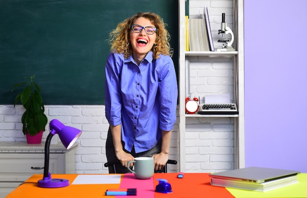 Ritorno a scuola sorridente insegnante duro lavoro scolastico studente che si prepara per il test o l'esame