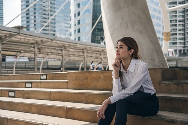 Ritratti di bella donna asiatica nell&#39;espressione di pensiero.