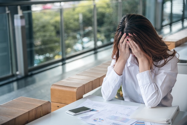 Ritratti di bella donna asiatica stressata dal lavoro.