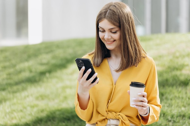 Ritratti di persone e concetto di tecnologia attraente giovane donna caucasica elegante che utilizza i social media a