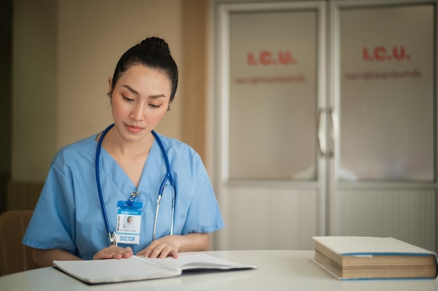 Ritratti Donne asiatiche del medico che lavorano in ospedale dottoressa in laboratorio