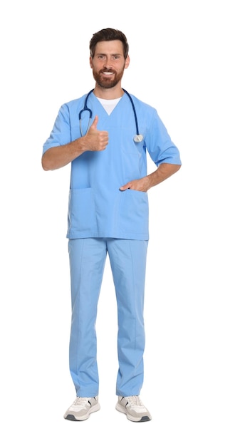 Ritratto a figura intera del medico in camice su sfondo bianco