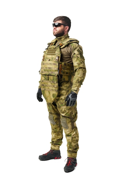Ritratto a tutta lunghezza di un soldato che indossa munizioni su sfondo bianco