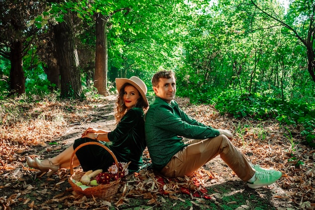 Ritratto a tutta lunghezza di una coppia seduta nella foresta