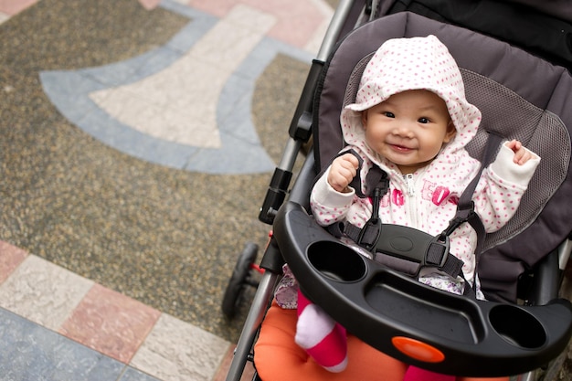 Ritratto ad alta angolazione di una bambina sorridente