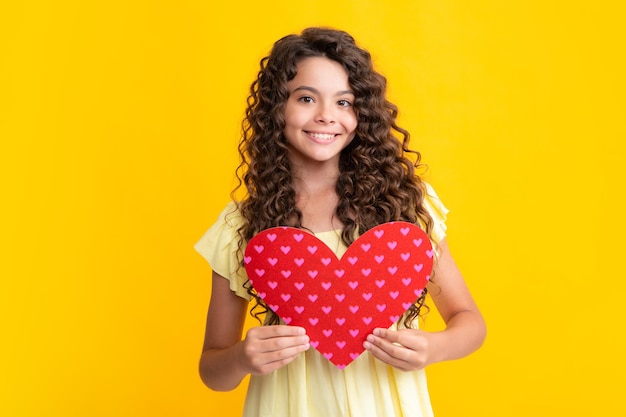 Ritratto adorabile dell'adolescente Ragazza adolescente tenere forma cuore heartshape segno Bambino in possesso di un cuore rosso amore vacanza San Valentino simbolo Ragazza sorridente