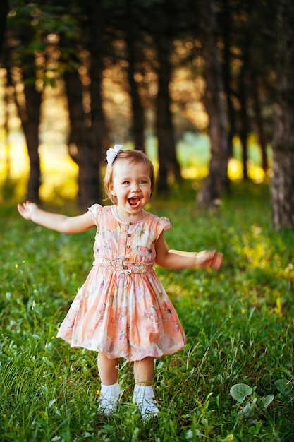 Ritratto all'aperto della bambina sorridente adorabile nel giorno di estate