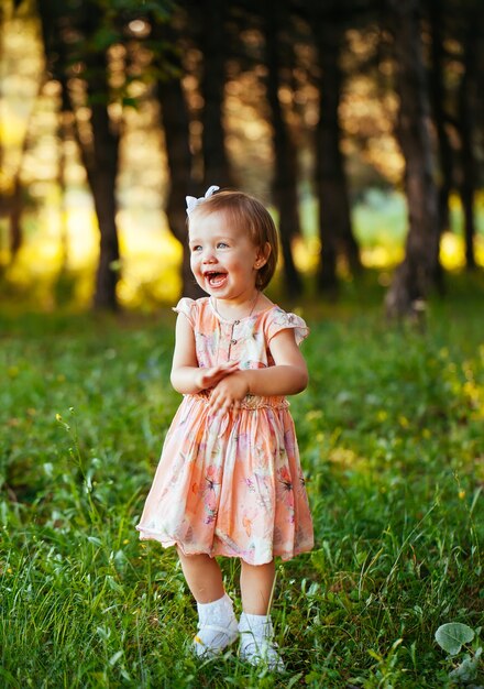 Ritratto all'aperto della bambina sorridente adorabile nel giorno di estate