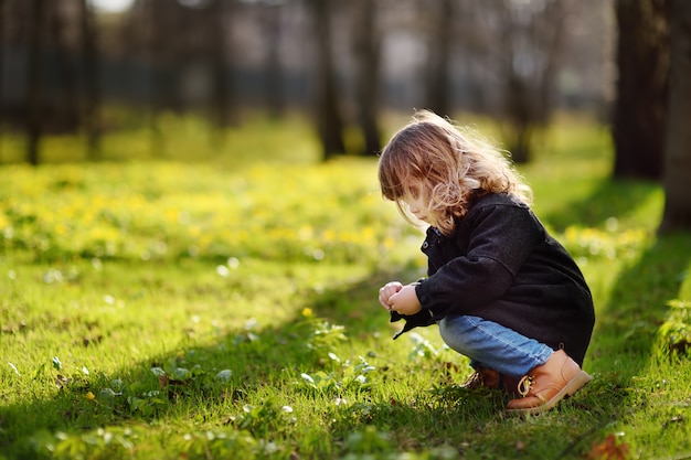 Ritratto all&#39;aperto della bambina sveglia nel giorno soleggiato di primavera