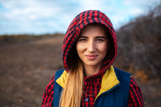 Ritratto all'aperto della ragazza incappucciata sicura sul rancho