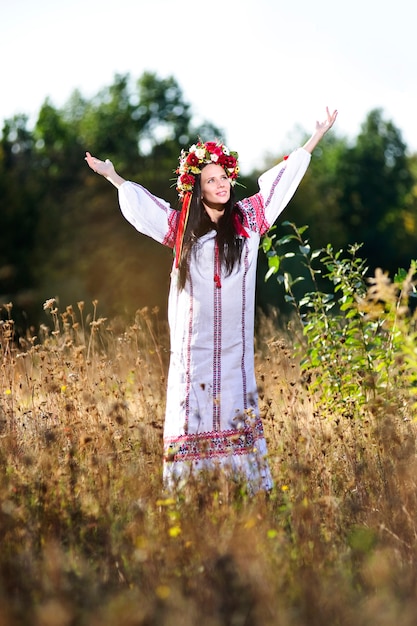 Ritratto all'aperto di bella donna slava incinta.