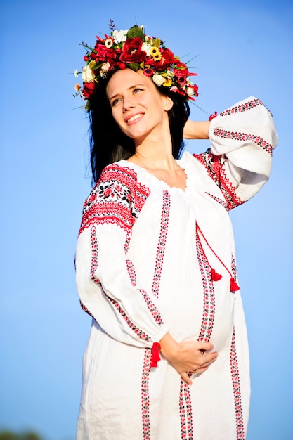 Ritratto all'aperto di bella donna slava incinta.