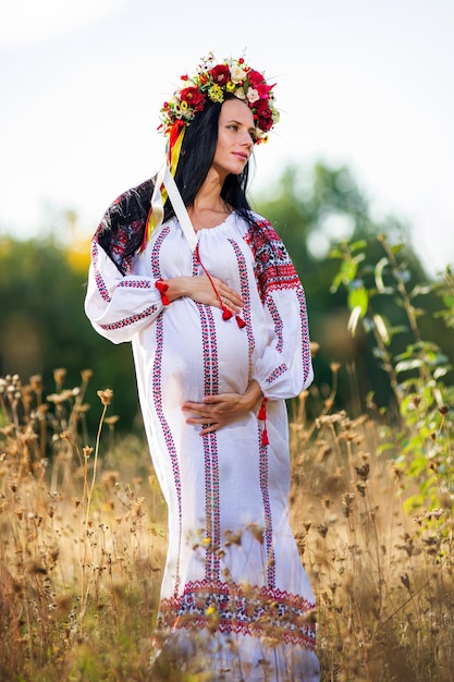 Ritratto all'aperto di bella donna ucraina incinta