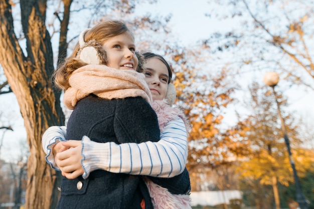 Ritratto all'aperto di due bambine migliori amiche