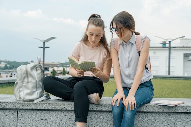 Ritratto all'aperto di due giovani belle studentesse