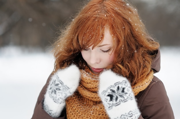 Ritratto all&#39;aperto di giovane bella donna in inverno