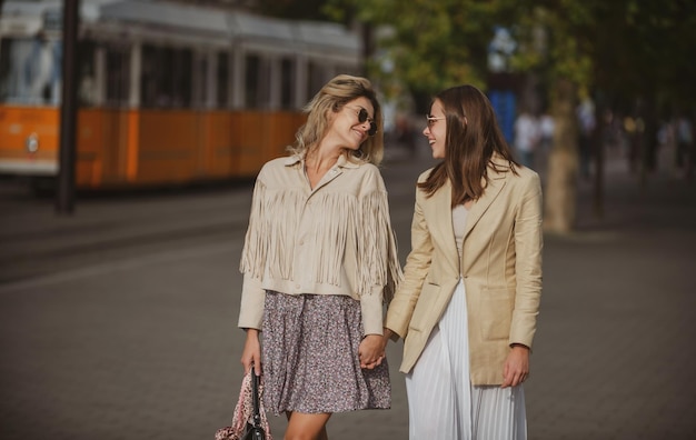 Ritratto all'aperto di giovani donne caucasiche felici che si godono la buona giornata belle ragazze che si divertono fuori