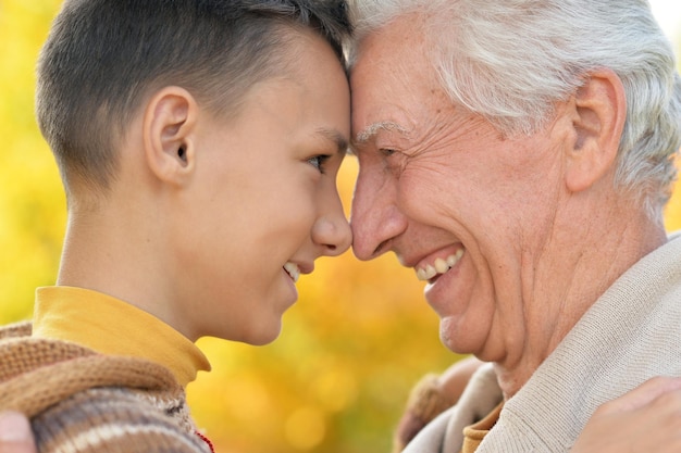 Ritratto all'aperto di nonno e nipote nel parco autunnale