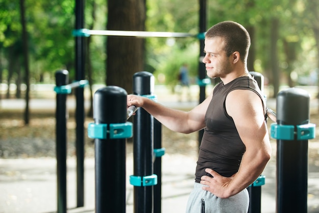 Ritratto all'aperto di un uomo sano e bello attivo con sport per il corpo muscoloso in forma e concetto di fitness