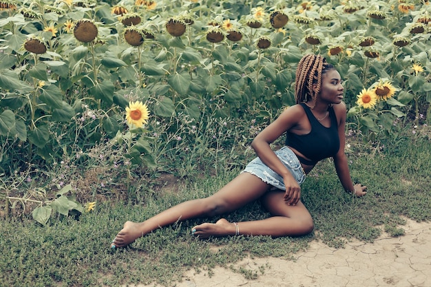 Ritratto all'aperto di una bella ragazza in un campo di fiori gialli