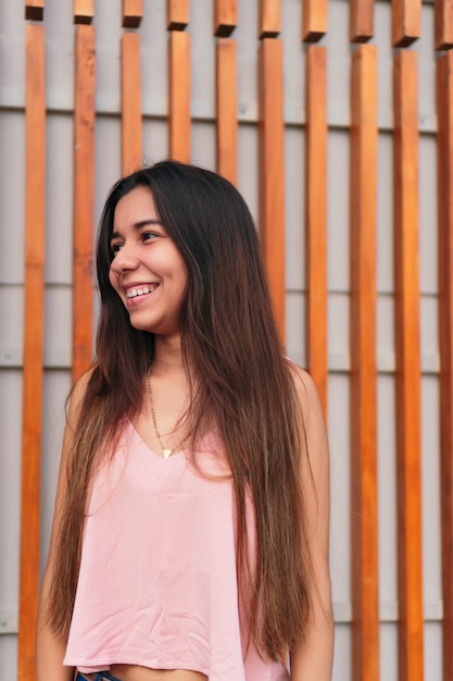 Ritratto all'aperto di una giovane donna sicura che posa in strada. Ragazza che guarda al lato. Moda femminile. Giorno soleggiato. Stile di vita della città.