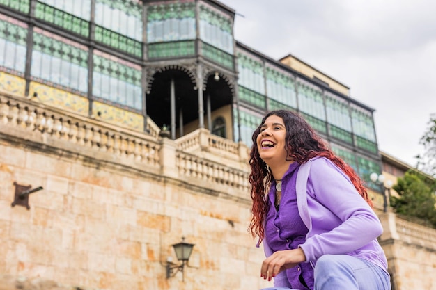 Ritratto allegro e felice della donna latina davanti a casa lis nel turismo del patrimonio di salamanca