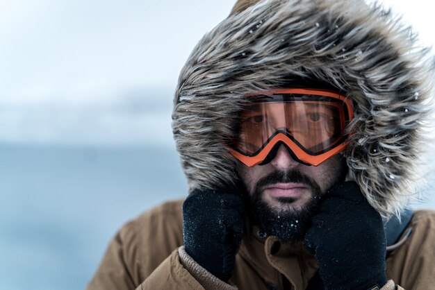 Ritratto alto vicino dell'uomo di inverno