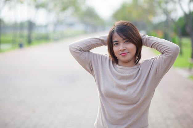 ritratto asian donna nel parco.