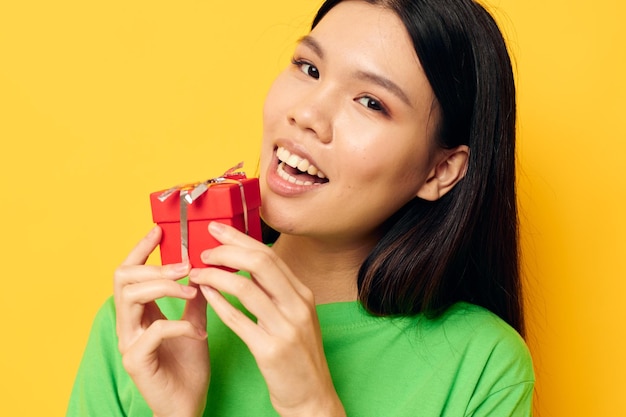 Ritratto asiatico bella giovane donna confezione regalo rossa buon compleanno isolato sfondo inalterato