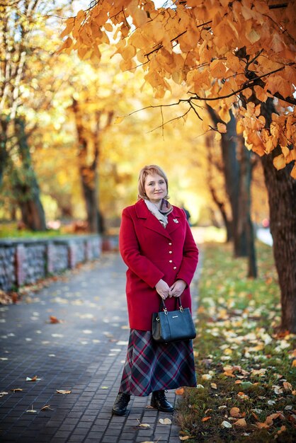 ritratto autunnale all'aperto di una donna