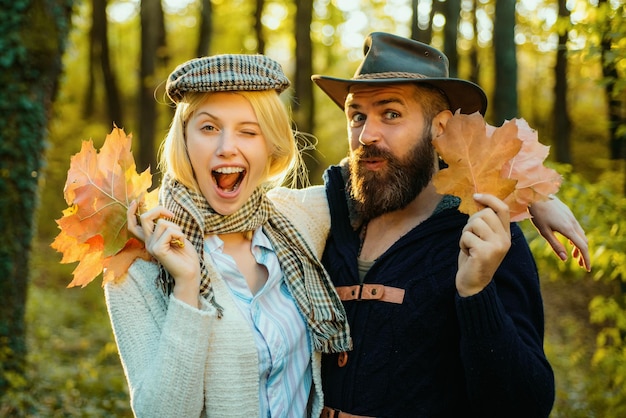 Ritratto autunnale coppia divertente innamorata strizzatina d'occhio coppia felice in autunno a piedi godendosi un bel fine settimana insieme