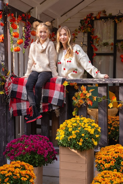 ritratto autunnale di una bella grande famiglia amichevole a halloween vicino alla casa