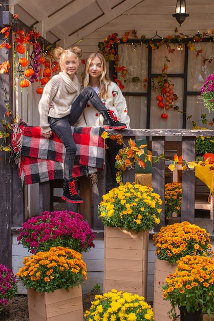 ritratto autunnale di una bella grande famiglia amichevole a halloween vicino alla casa