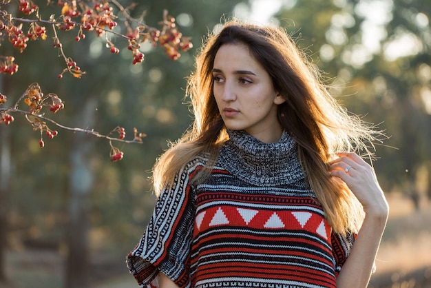 Ritratto autunnale di una ragazza in maglione etnico