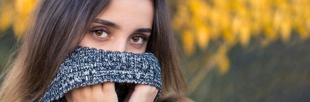 Ritratto autunnale di una ragazza in maglione etnico