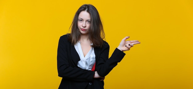 Ritratto aziendale di una giovane donna su sfondo giallo Foto panoramica