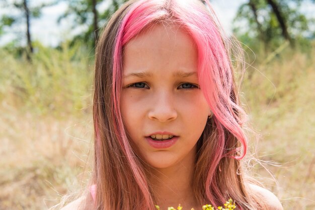 ritratto bambina con i capelli rosa