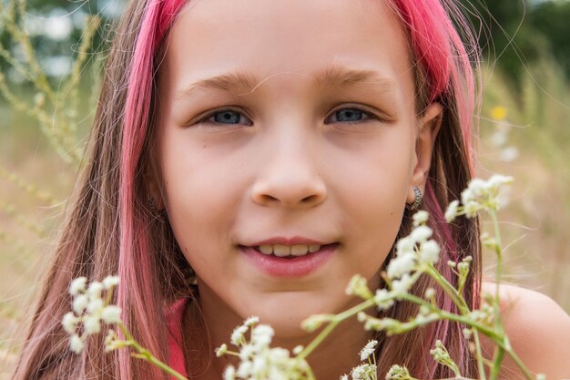 ritratto bambina con i capelli rosa