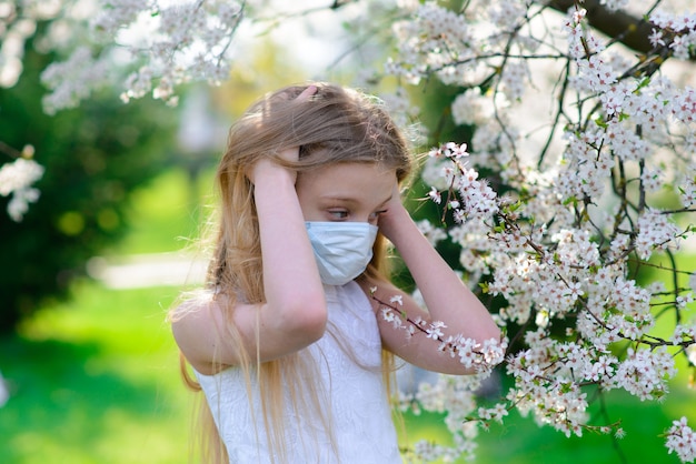 ritratto bambina con maschera in giardino