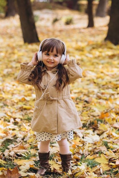 ritratto bambina in un cappotto beige passeggiate nel parco in autunno