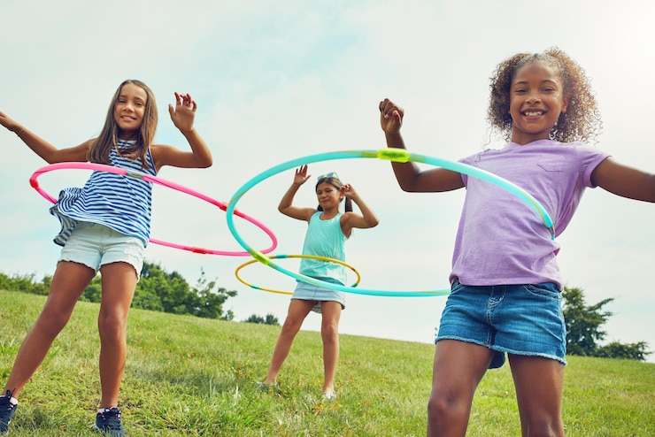 Foto ritratto bambini e ragazze con hula hoop all'aperto e felicità con divertimento legando insieme o tempo libero nel parco infanzia estate o amici con gioco ricreativo o allegro con vacanza di fine settimana o gioco